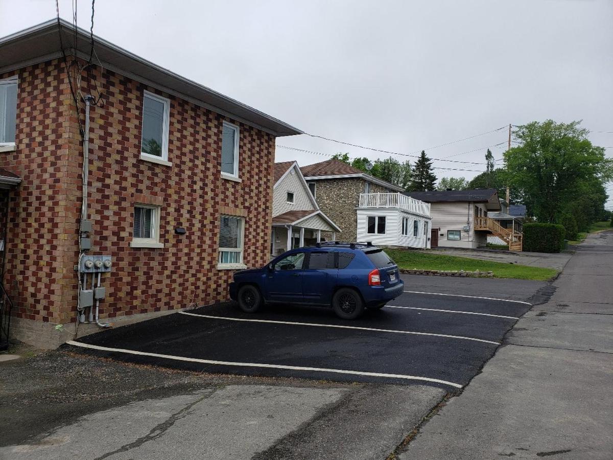 Lower Level Apt 6Ft High Close To Hwy Netflix Wifi Daire Edmundston Dış mekan fotoğraf